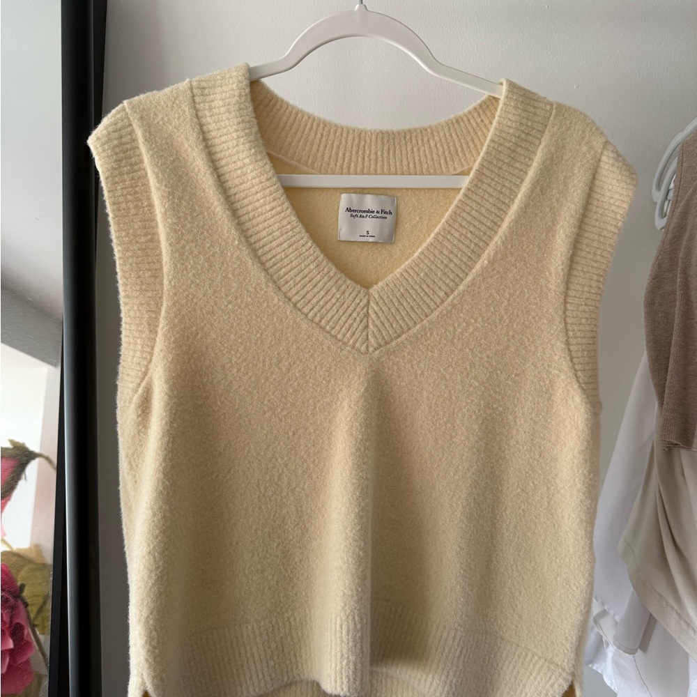 ABERCROMBIE & FITCH SOFT A&F COLLECTION
CREAM SWEATER VEST (Small)